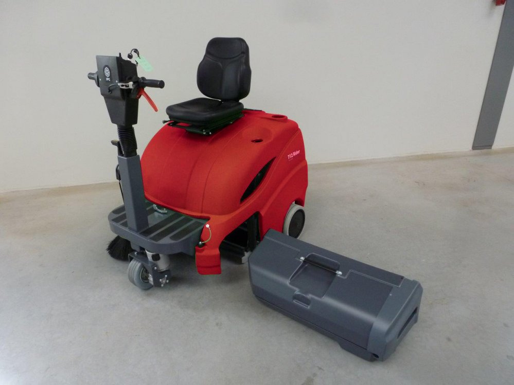 Ride on vacuum sweeper 4 | M. Mulder b.v.