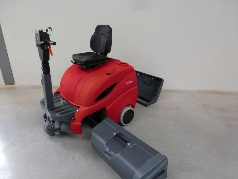 Ride on vacuum sweeper 2 | M. Mulder b.v.