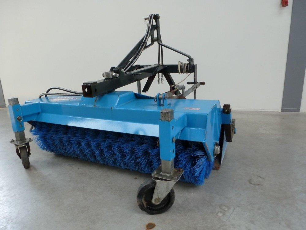 Saphir hydraulische trekker veegmachine 1 | M. Mulder b.v.