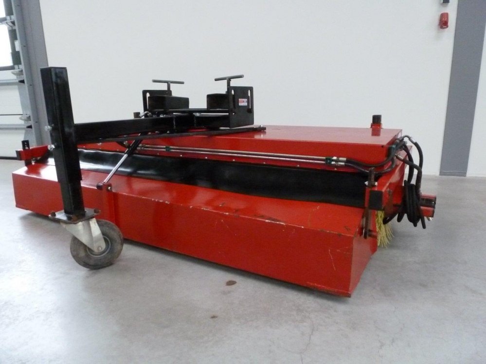 M-Sweep hydraulische heftruck shovel veegmachine 1 | M. Mulder B.V.