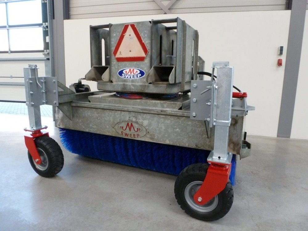 M-Sweep hydraulische heftruck/shovel/trekker veegmachine 1 | M. Mulder B.V.