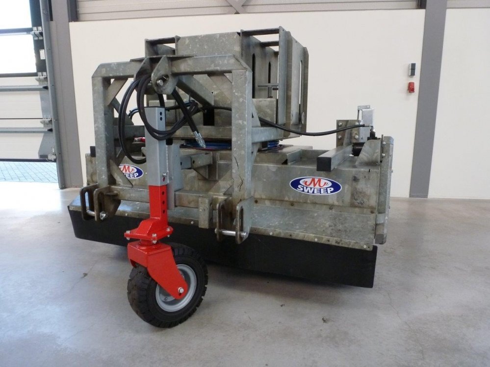 M-Sweep hydraulische heftruck/shovel/trekker veegmachine 2 | M. Mulder B.V.