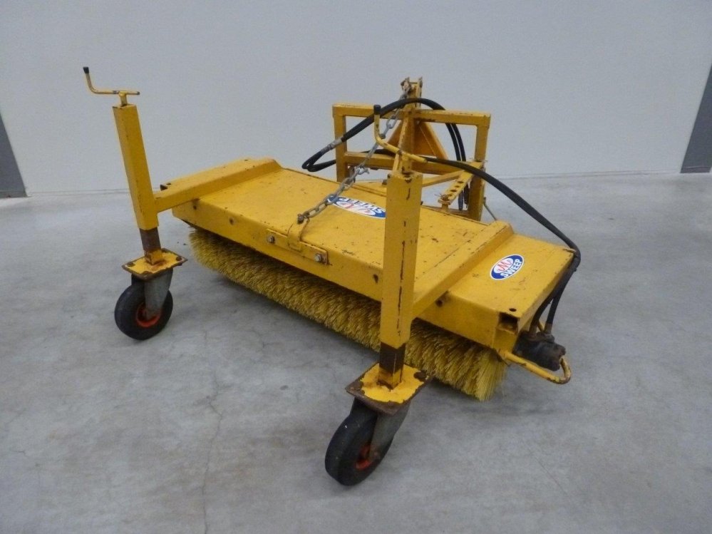 M-Sweep hydraulische trekker veegmachine (1.50m 3 | M. Mulder b.v.
