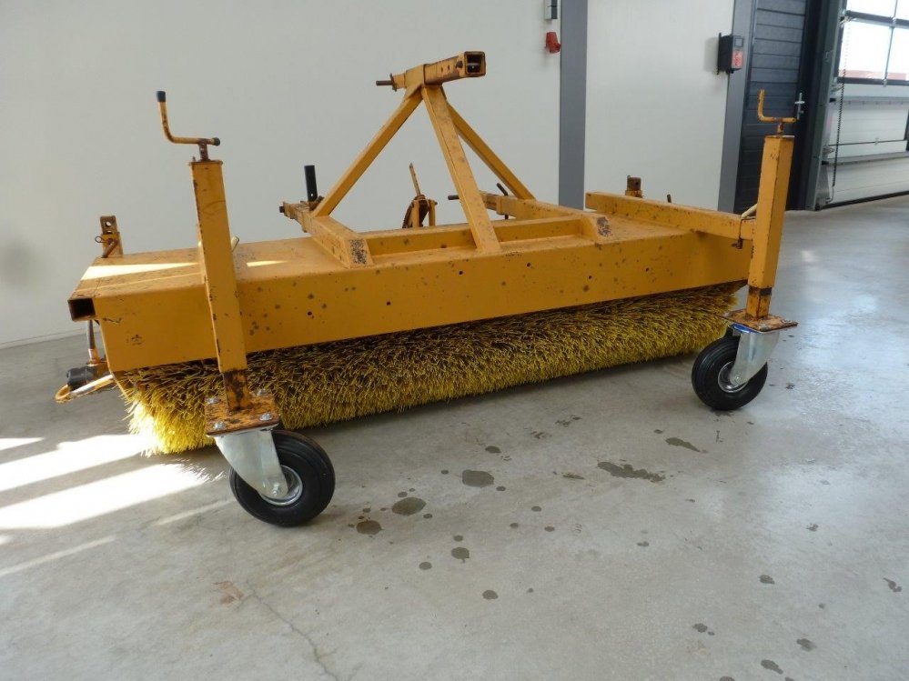 M-Sweep hydraulische trekker veegmachine (2.20m) 1 | M. Mulder B.V.