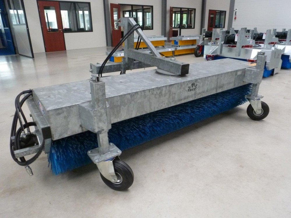 M-Sweep hydraulische trekker veegmachine (demo model) (2.50m) 2 | M. Mulder B.V.